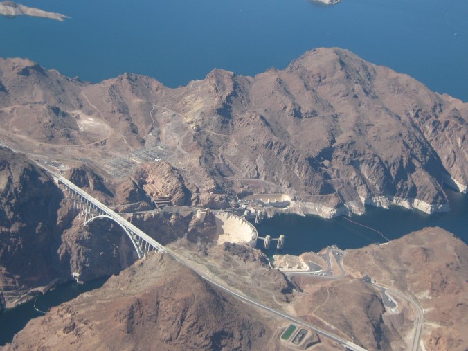 the Hoover dam van bovenaf